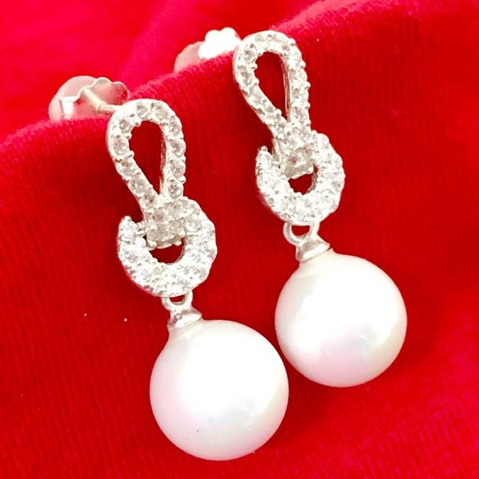 Bông tai nữ ngọc tròn size 10 ly dáng dài chốt đeo sát tai gắn đá trắng cao cấp trang sức Bạc Quang Thản - QTBT149
