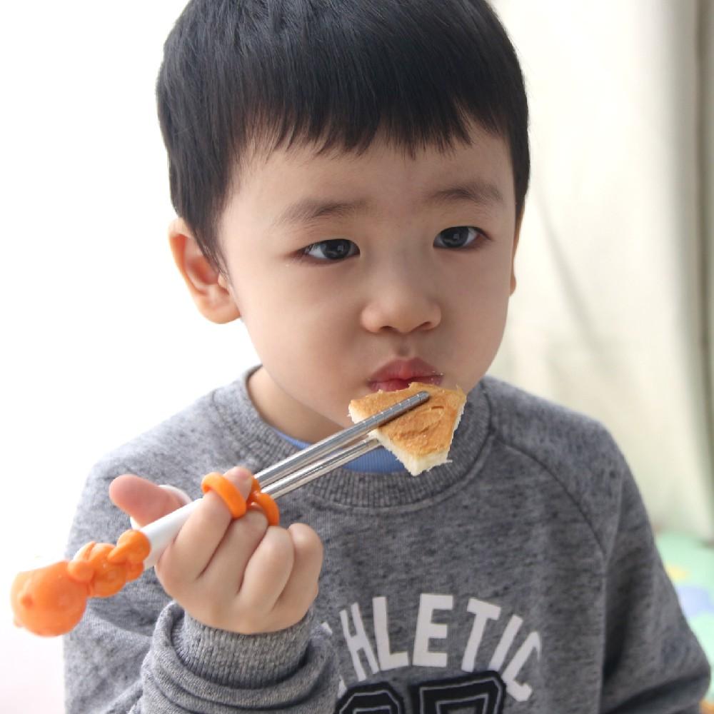 Đồ dụng ăn dặm cho bé MADE IN KOREA - Đũa tập gắp tập ăn cho bé, tập ăn xỏ ngón bằng nhựa nhãn hiệu Edison - BPA FREE - tặng đồ chơi tắm 2 món