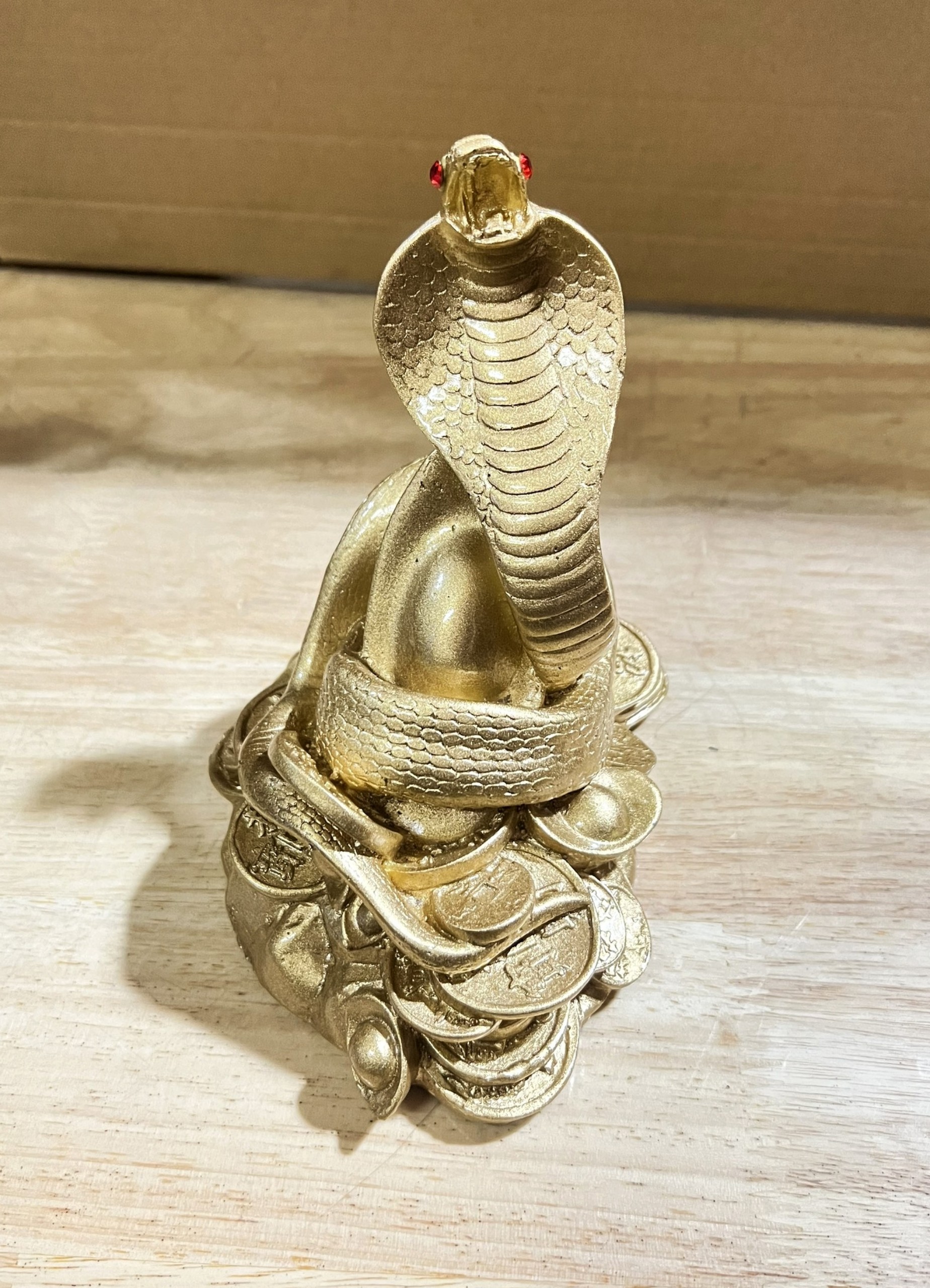Tượng Rắn Cuộn Vàng Phong Thủy ôm Tài Lộc bằng bột đá cao 14cm