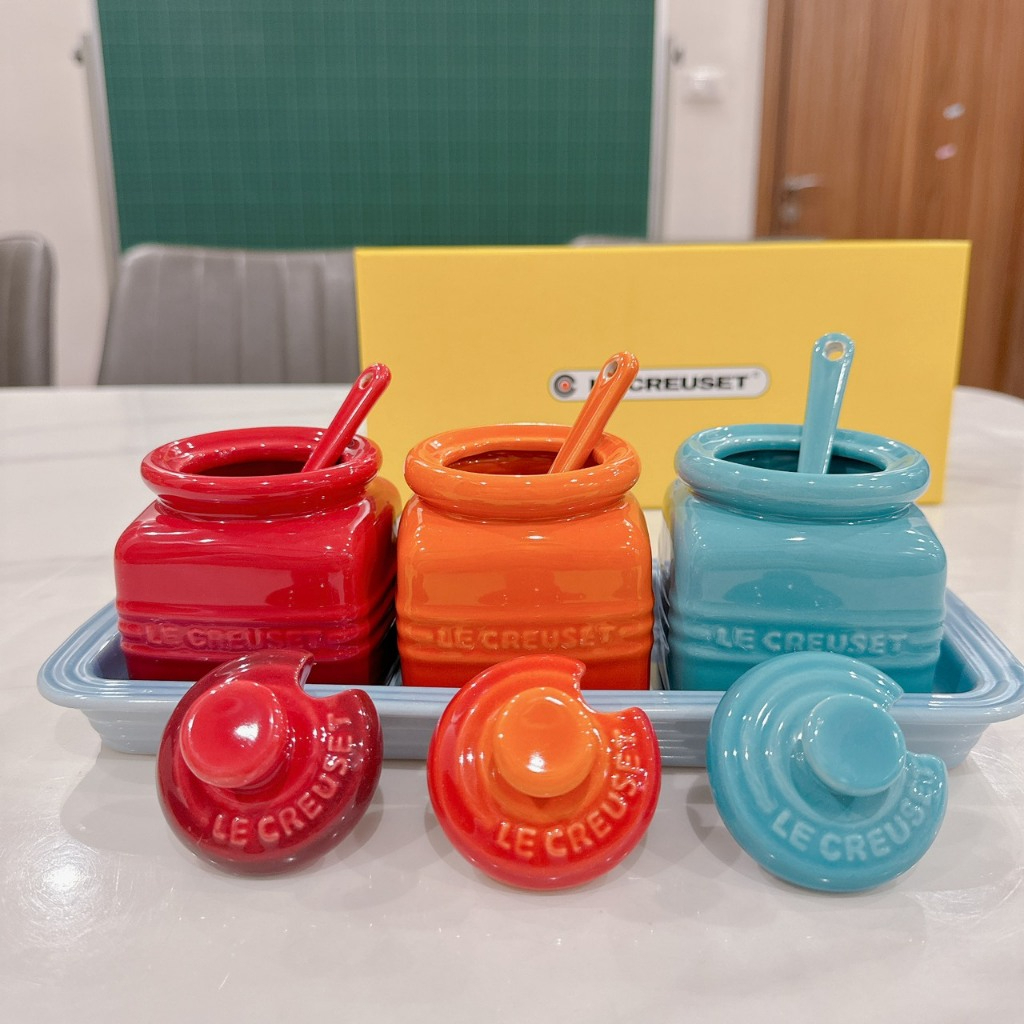 Bộ Hũ Đựng Gia Vị Le Creuset 3 Hũ Kèm Khay Và Thìa, Gốm Sứ Cao Cấp Pháp