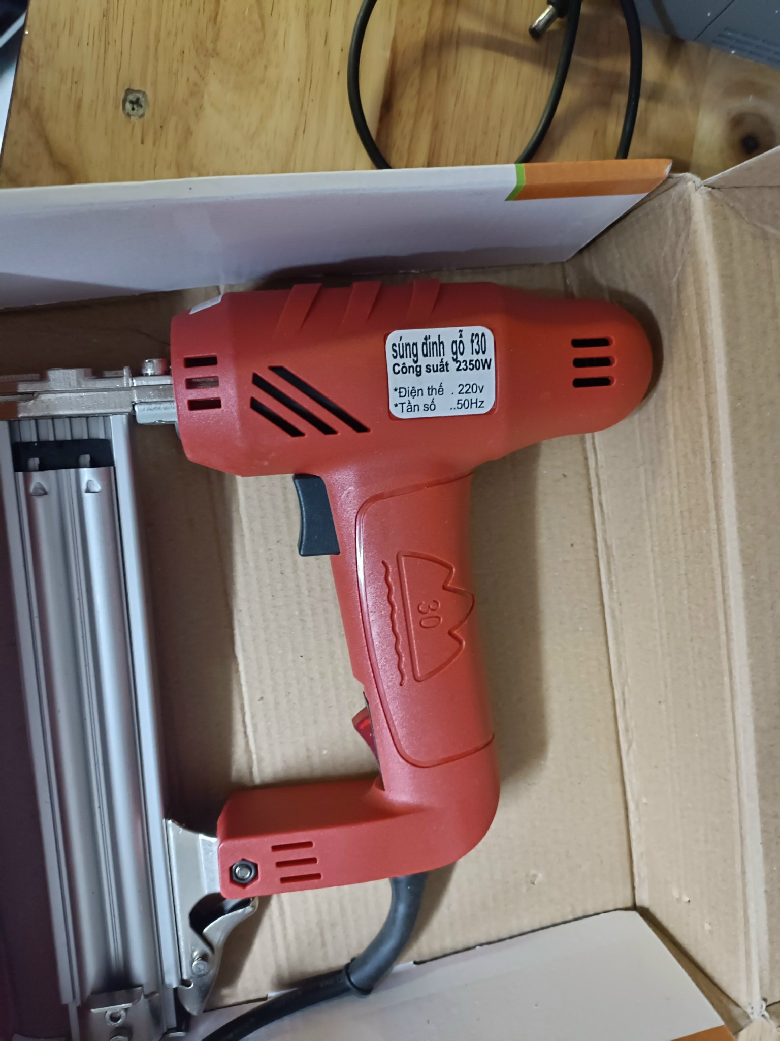 SÚNG BẮN ĐINH ĐIỆN _220V_ BÊN NGÀNH GỖ