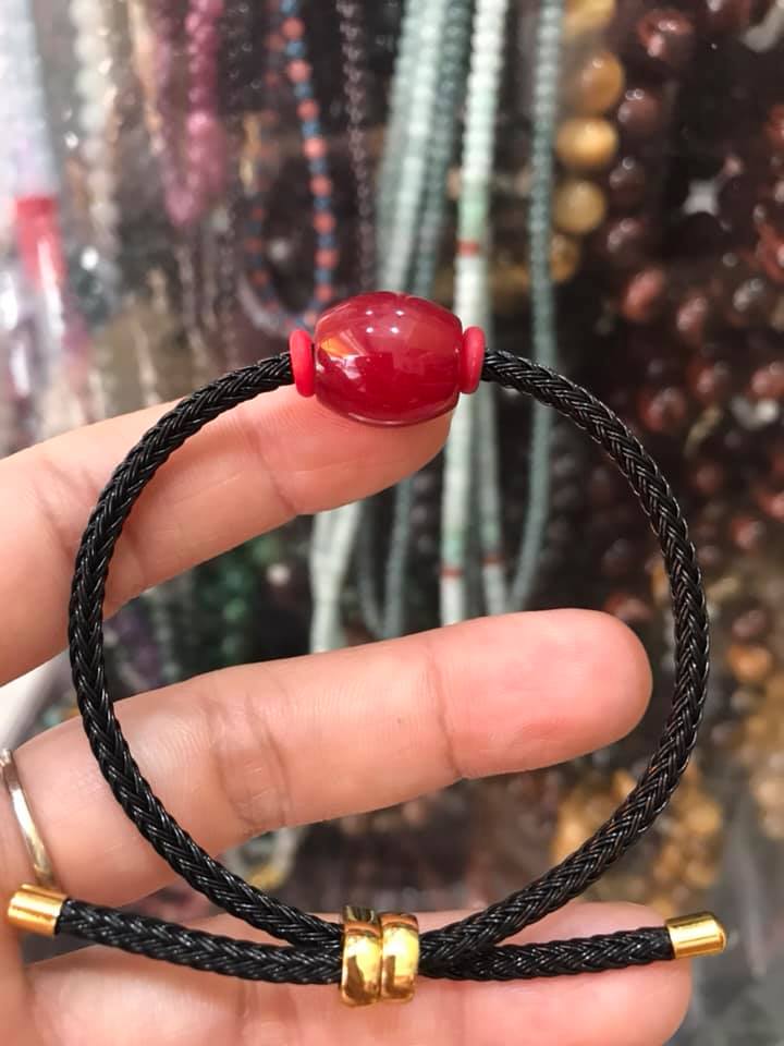 CHIẾC VÒNG TAY MẮN MẮN LU THỐNG ĐỎ ĐỎ ĐẬM TRÒN HẠT TO ĐẬM ĐẸP CHẤT LIỆU ĐÁ MÃ NÃO DÂY ĐỎ DÂY ĐEN CÓ KHOEN MỚI CHỈNH THEO TAY HỢP MỆNH HỎA MỆNH THỔ Ạ