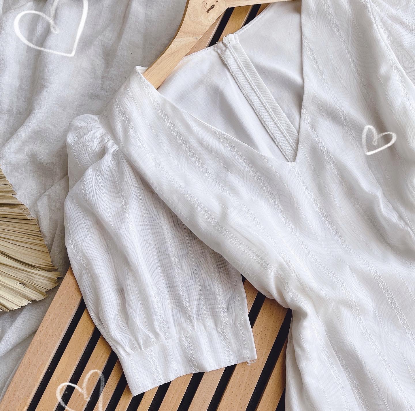 Đầm trắng midi chân bèo cổ V tay phồng