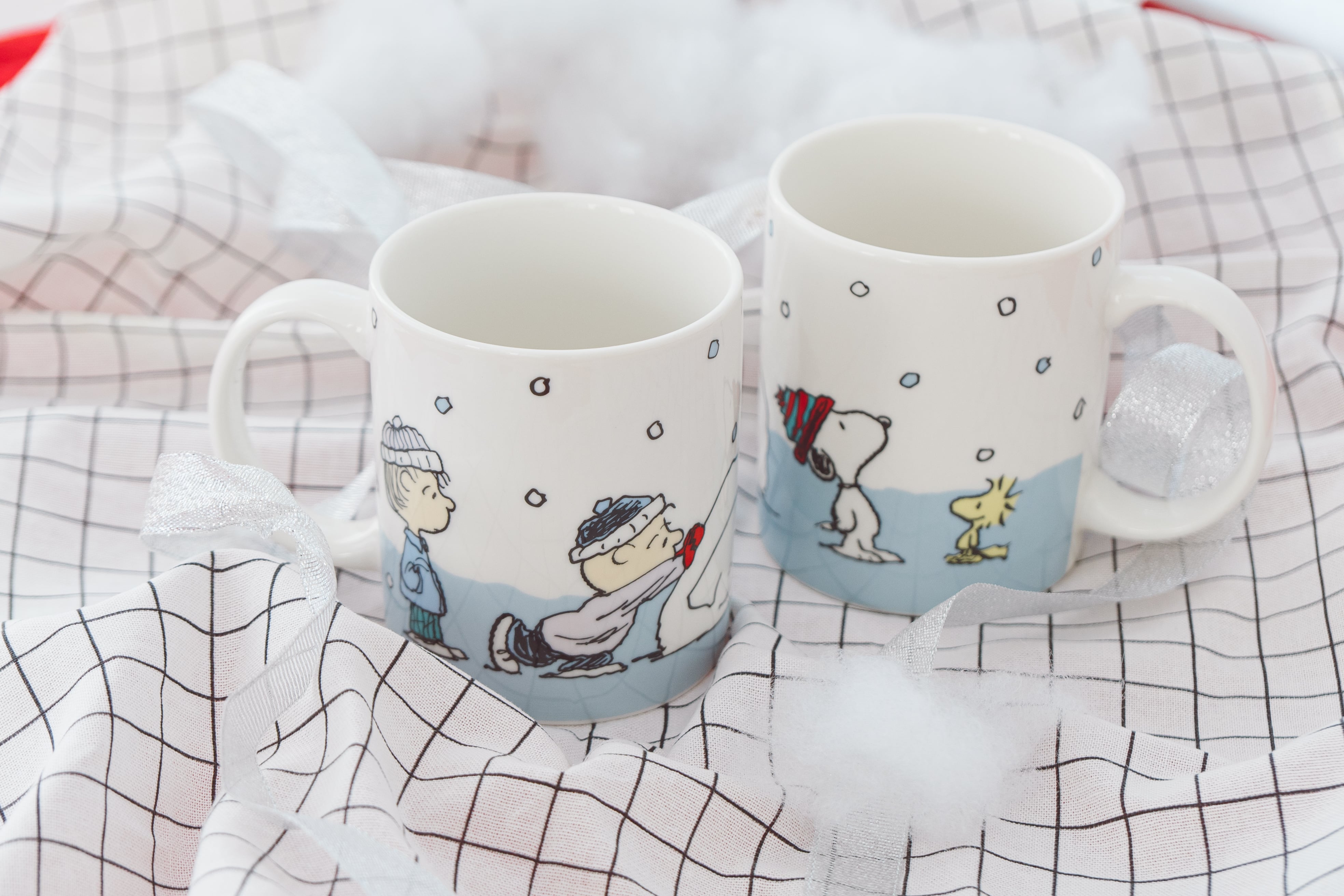 BỘ HAI CỐC CORNINGWARE, HÌNH SNOOPY SNOW, SỨ XƯƠNG, KÈM HỘP ĐỰNG