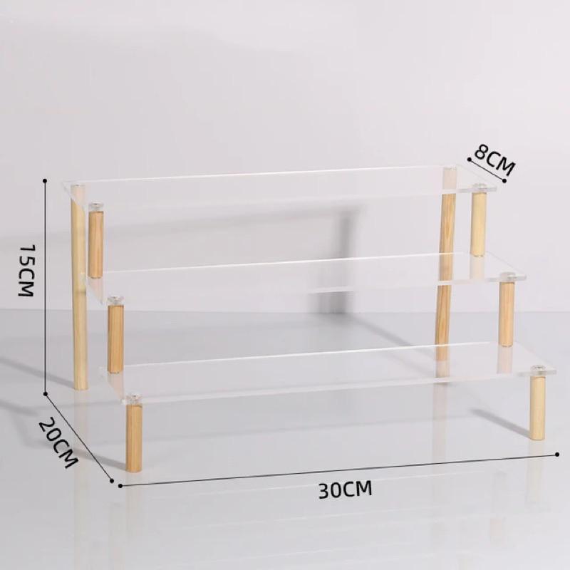 Kệ Mica chân gỗ trưng bày mô hình sản phẩm, nước hoa, bánh - 3 Tầng 40x8cm (DxR)