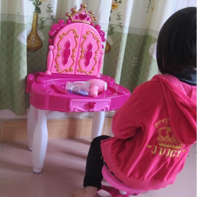 Bàn trang điểm đồ chơi cho bé cao gần 1m