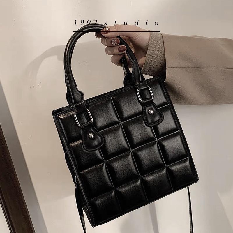 Túi xách nữ / 1992 s t u d i o/ SHERA BAG/ Túi form hộp cá tính, unisex, màu đen, da dập vuông chần nổi