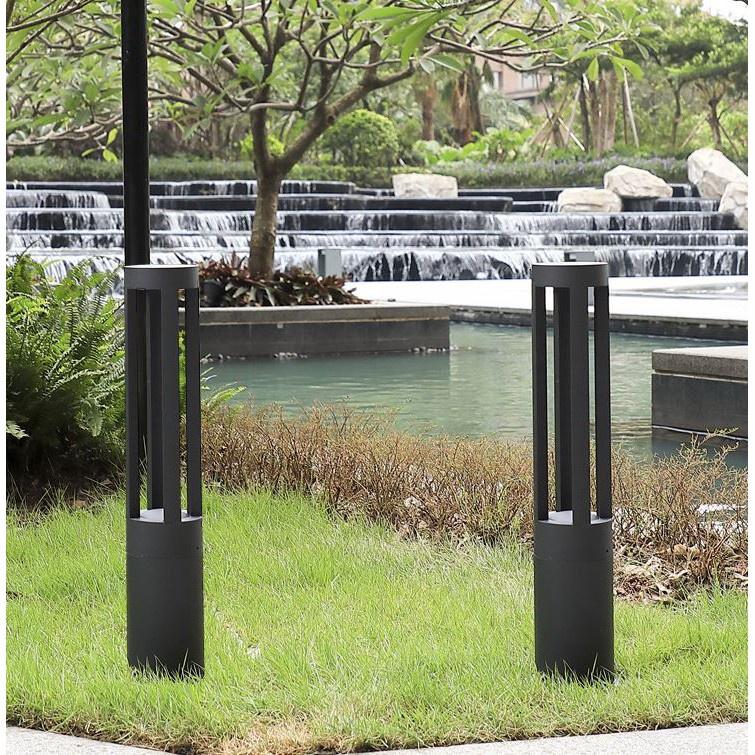 Đèn sân vườn chiếu sáng lối đi ánh sáng vàng hiện đại, tiện dụng.