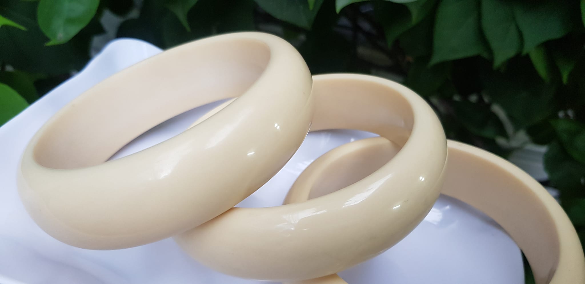 Vòng Tay Nam Giả Ngà hay gọi Xương Mỹ Nghệ Ni to 72mm x cao 22mm x dầy 10mm Nam tay tròn đeo tầm 80kg - 90kg hơn đeo ạ