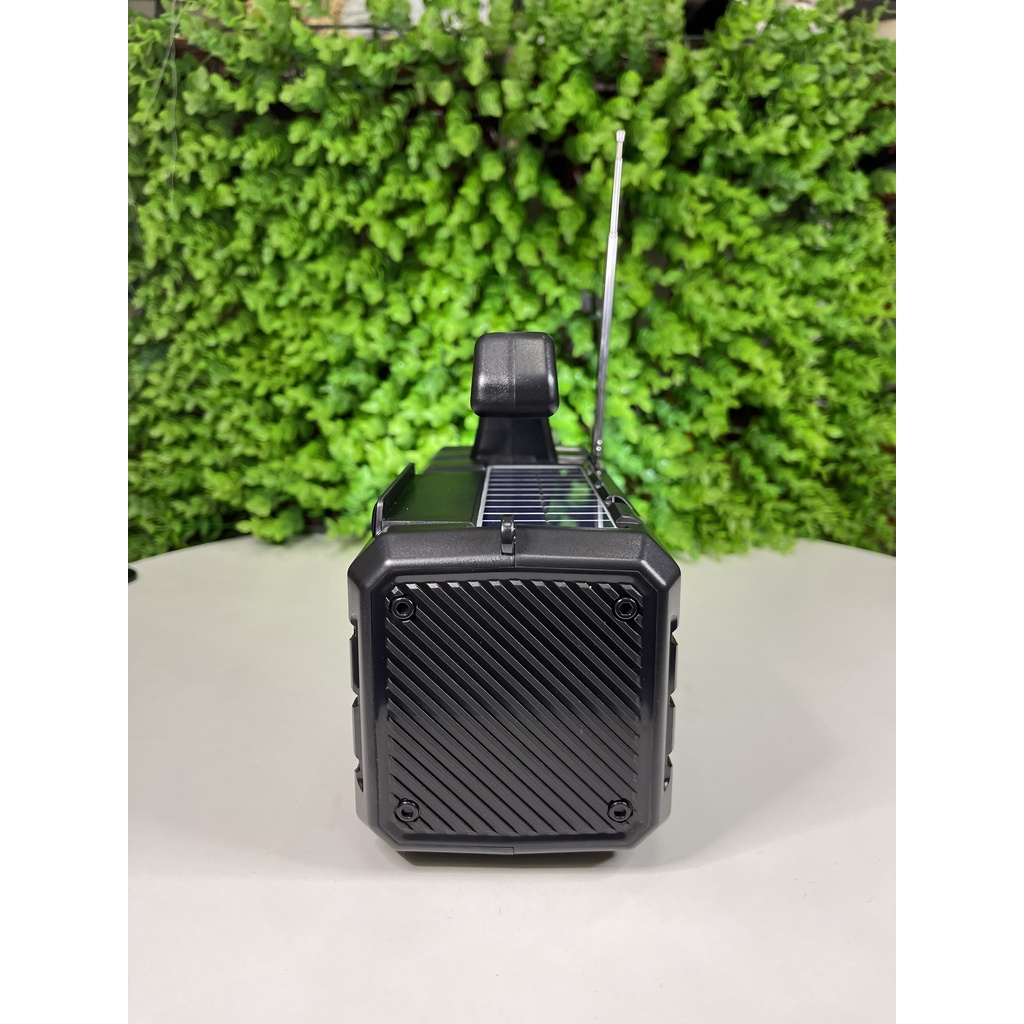 Loa Bluetooth M2021 - Loa nghe nhạc kết hợp đèn pin siêu sáng - Thiết kế hiện đại, bass trầm ấm - Đầy đủ kết nối Bluetooth, AUX, USB, SD card, FM - Pin siêu trâu, chất liệu siêu bền - Phù hợp đem đi du lịch, dã ngoại, hành quân …