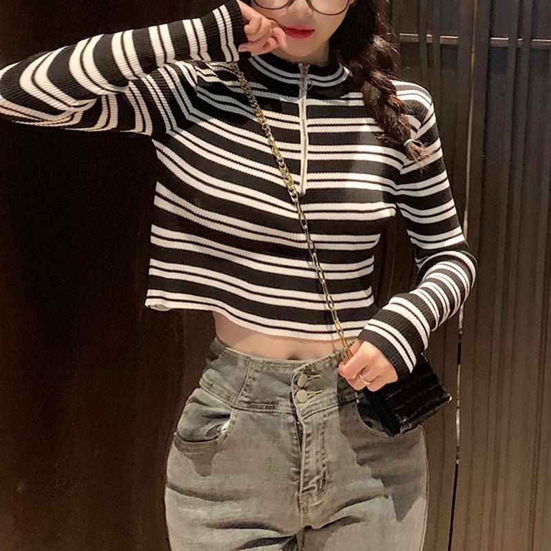 Áo thun dệt kim tay dài hoạ tiết kẻ sọc phối khoá kéo thiết kế thanh lịch