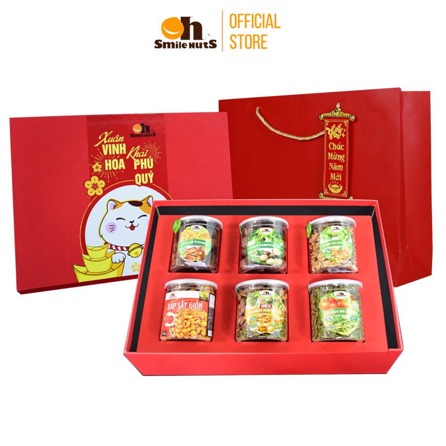 Hộp Quà Tết Cao cấp Smile Nuts _ Mừng Xuân Quý Mão - MÈO ĐẠI LỢI 2 _ Gồm: Chà là không cành 285g, Bắp Mỹ sấy giòn 140g, Macca Úc hủ 215g, Mix nhân hạt khô 255g, Nhân óc chó chile 165g, nhân bí xanh 265g _ Tặng kèm túi giấy đỏ sang trọng