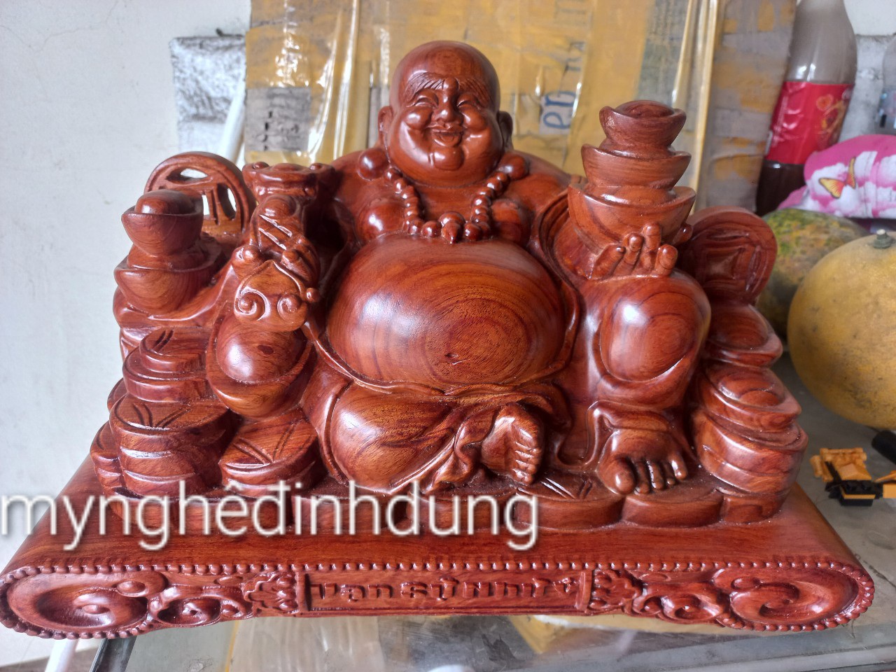 Tượng phật di lặc để bàn tiếp khách bằng gỗ hương đá kt 40×23×22cm