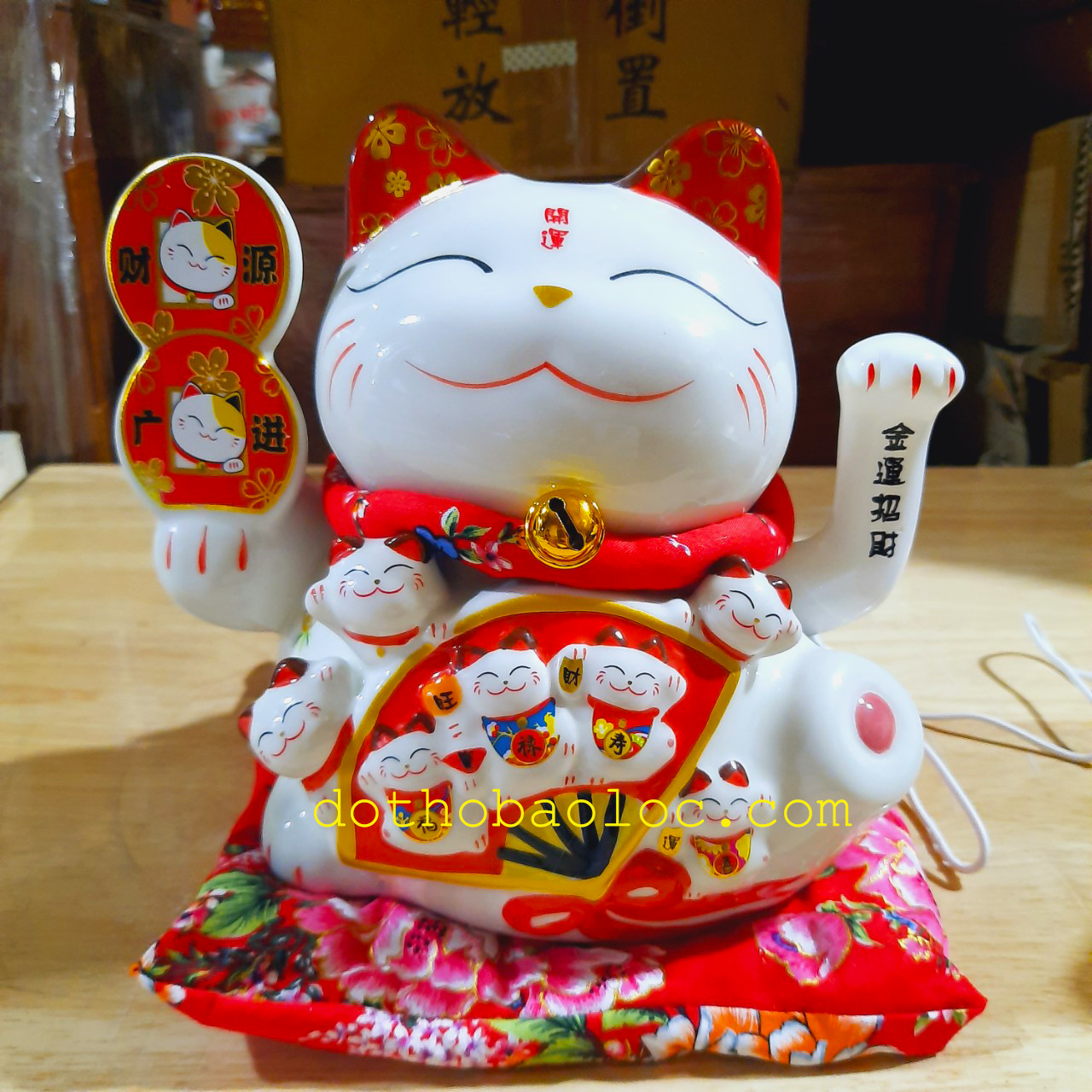 Mèo Phú Quý Thần Tài vẫy tay bằng gốm sứ cao cấp mang lại tài lộc cho gia chủ cao 23cm