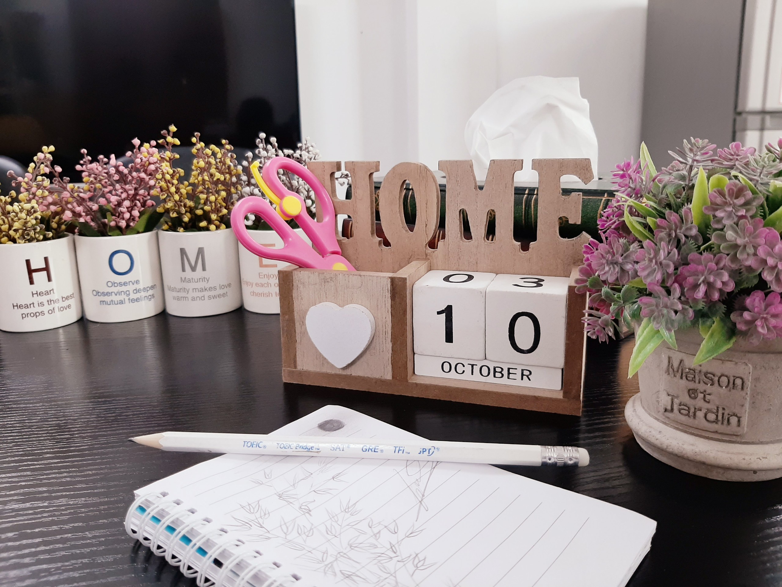 Lọ đựng bút bằng gỗ hình Home mộc mạc có lịch vạn niên