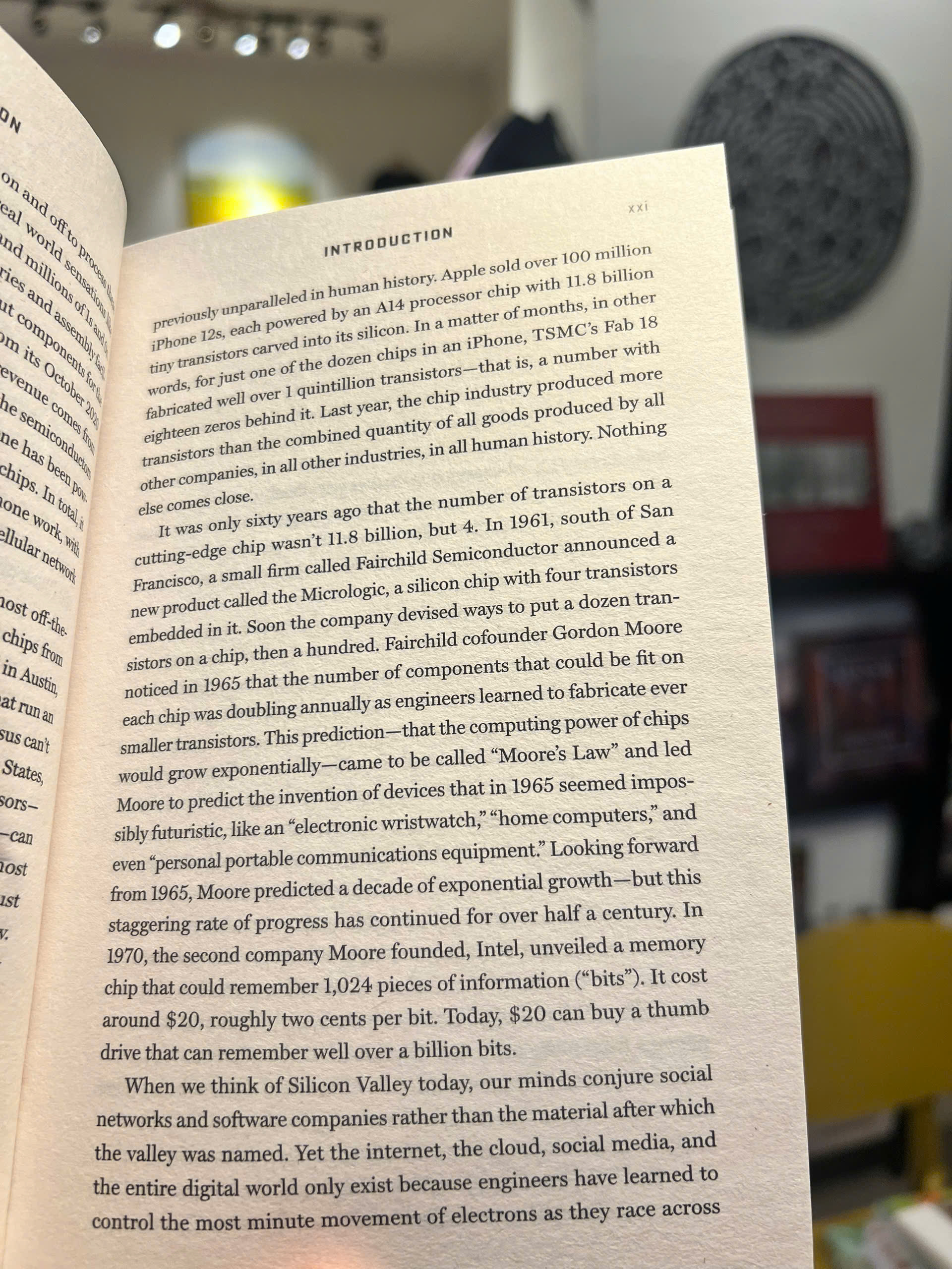 Sách - Chip War: The Fight for the World's Most Critical Technology by Chris Miller | Business Book