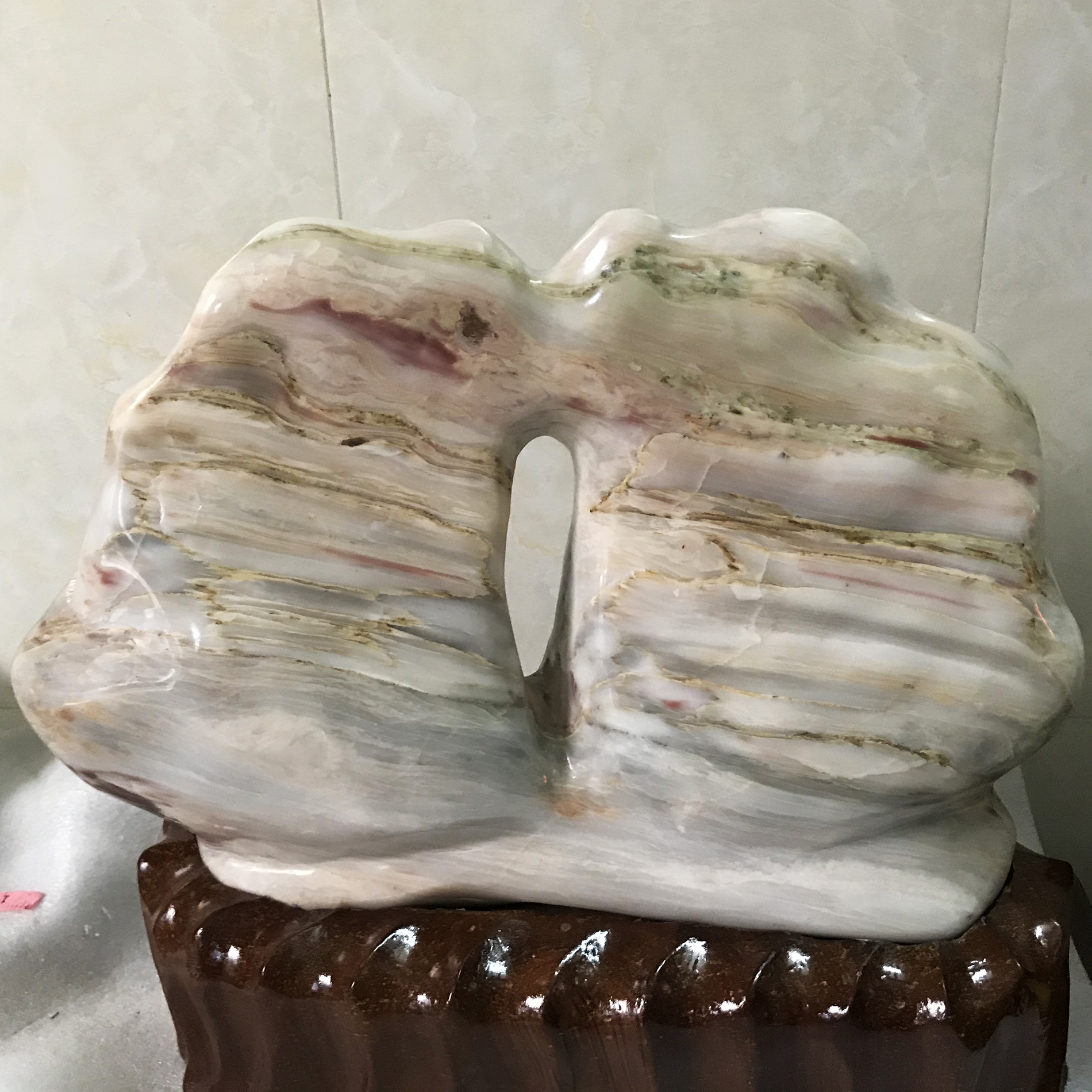 Đá tự nhiên màu hồng ngũ sắc hình cánh buồm  cao 35 cm nặng 20 kg cho người mệnh Thổ và hỏa datunhien