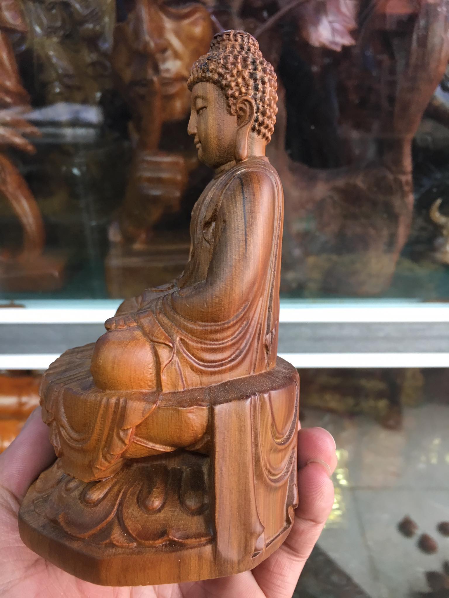 Tượng Như Lai Phật Tổ gỗ Bách Xanh thơm ngát trưng tủ kính, ô tô