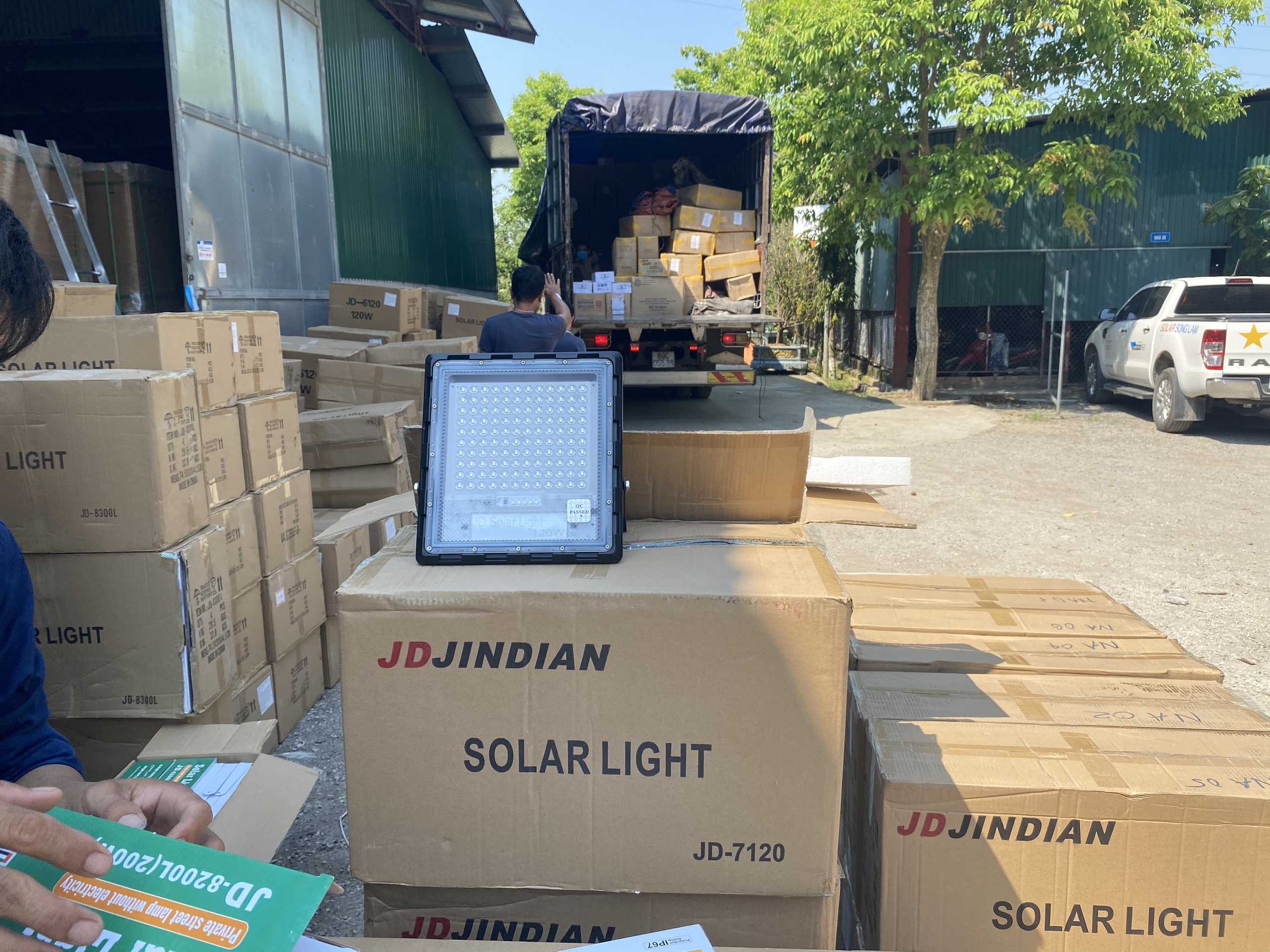 Đèn pha NLMT công suất 70W - JD770