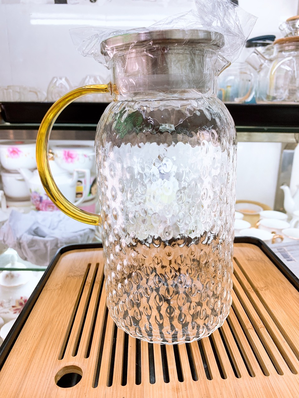 Bình thủy tinh đựng nước vân nhám chịu nhiệt lên tới 400 độ C dáng tròn cao nắp inox 1,8l - ANTH324