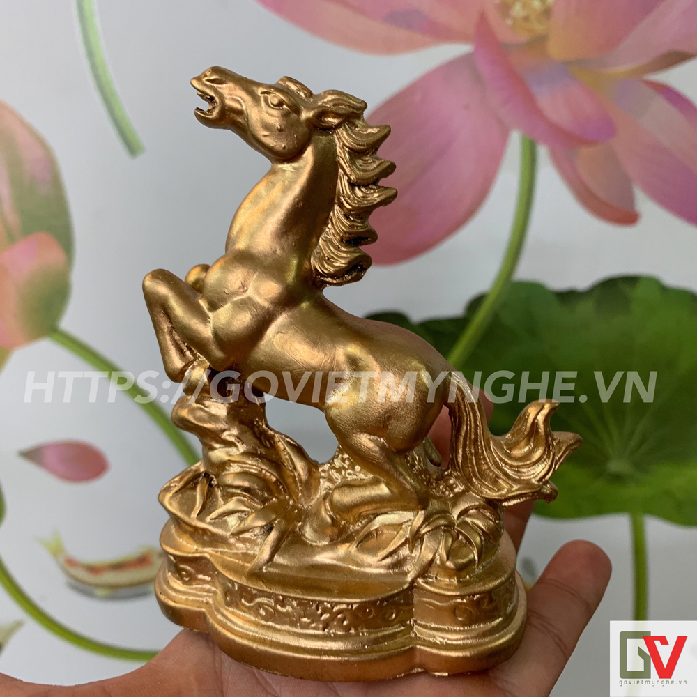 Tượng đá trang trí ngựa - màu nhũ vàng