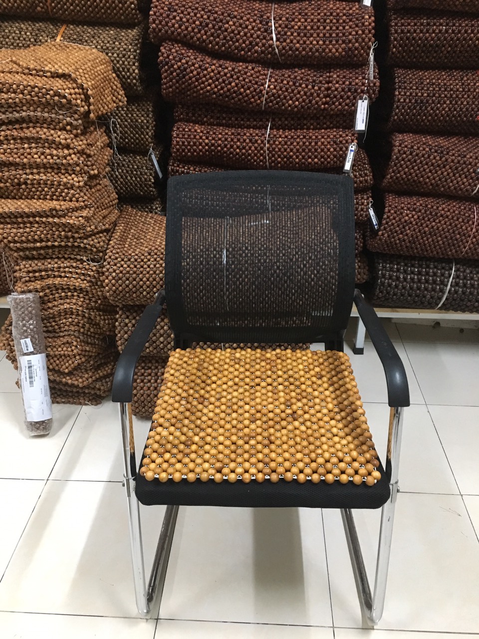 Combo 2 tấm chiếu hạt gỗ Pơ Mu , Lót ghế xoay văn phòng hạt gỗ pơ Mu hạt 18ly