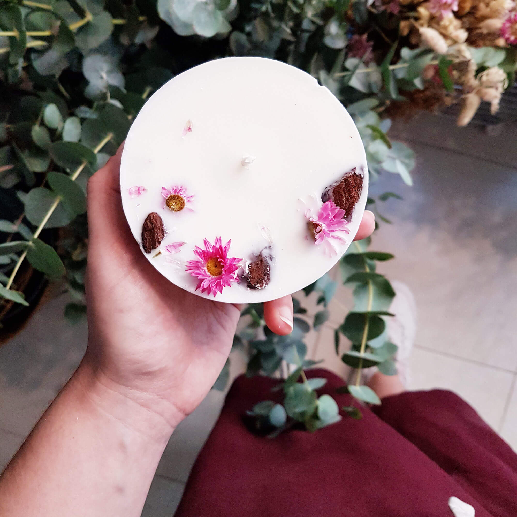 Nến thơm sáp đậu nành với hỗn hợp tinh dầu hoa trà và hoa nhài, trang trí hoa bất tử, vỏ quế - 200ml