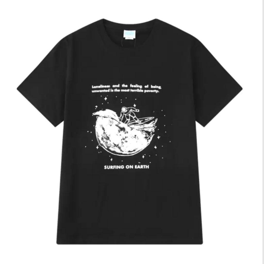 Áo thun tay lỡ in Surfing on Earth - ảnh thật