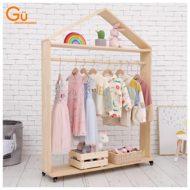 Kệ gỗ treo đồ Kệ treo quần áo shop trẻ em  giá treo quần áo có bánh xe trang trí shop thời trang