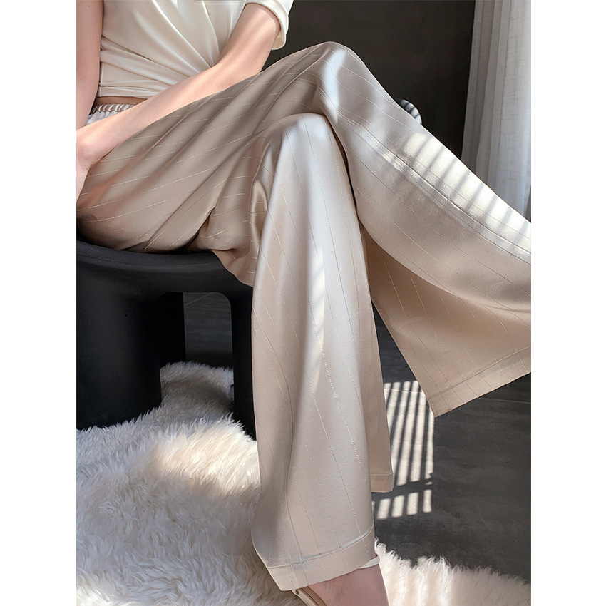 Quần satin chạy chỉ ánh vàng sang trọng