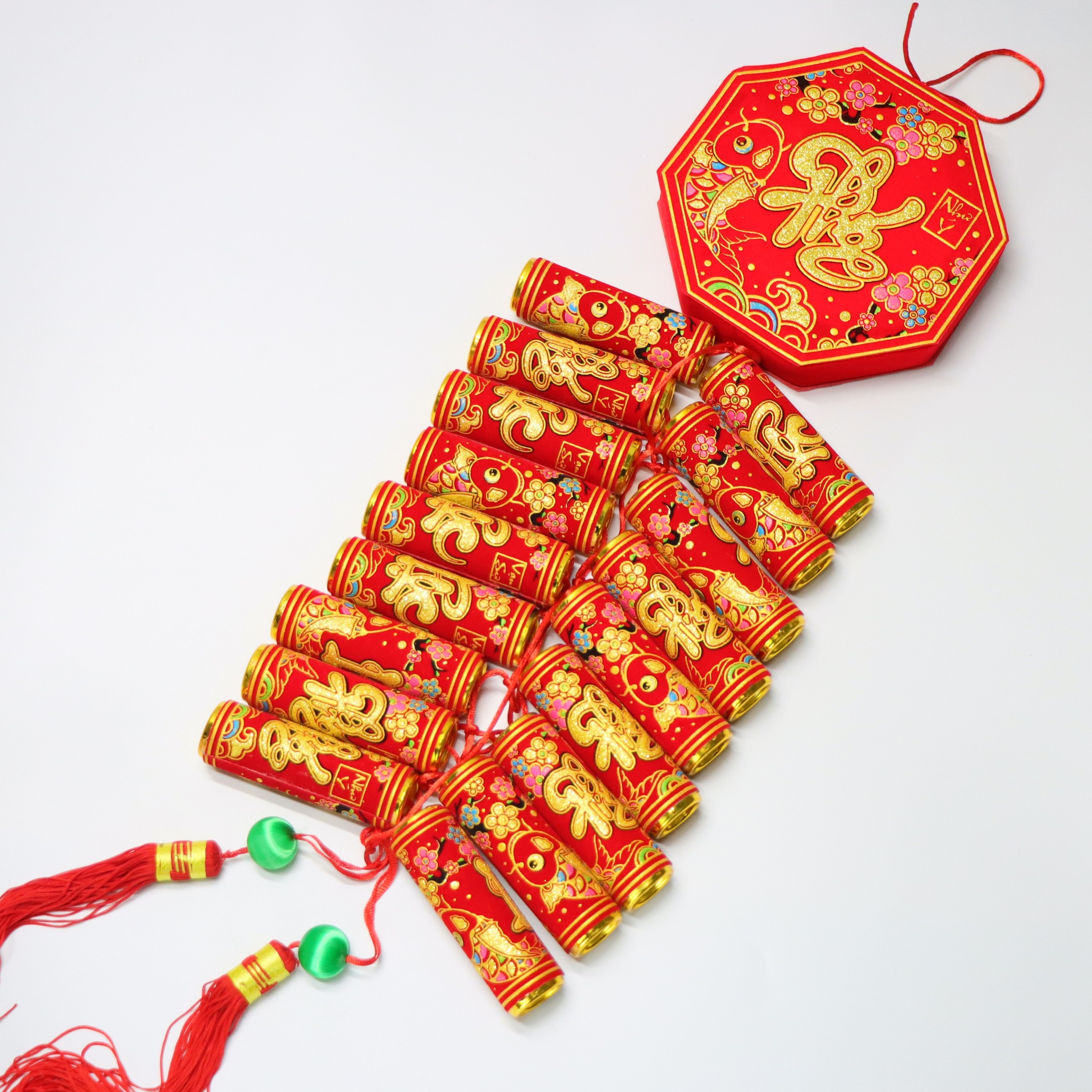 Chùm pháoo mô hình chữ Việt trang trí tết mừng xuân