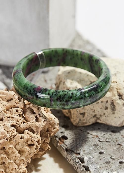 Vòng tay đá ruby zoisite thiên nhiên bản hẹ - Ngọc Qúy Gemstones