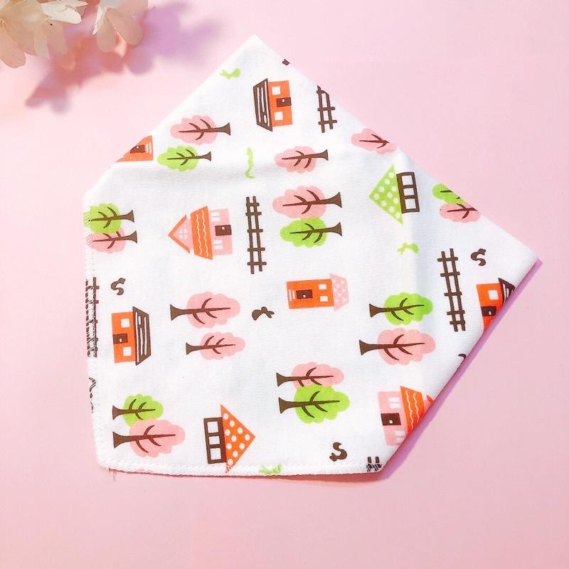 Khăn yếm tam giác 2 lớp cho bé chất liệu cotton mềm, có cúc bấm tiện lợi, nhiều họa tiết đáng yêu