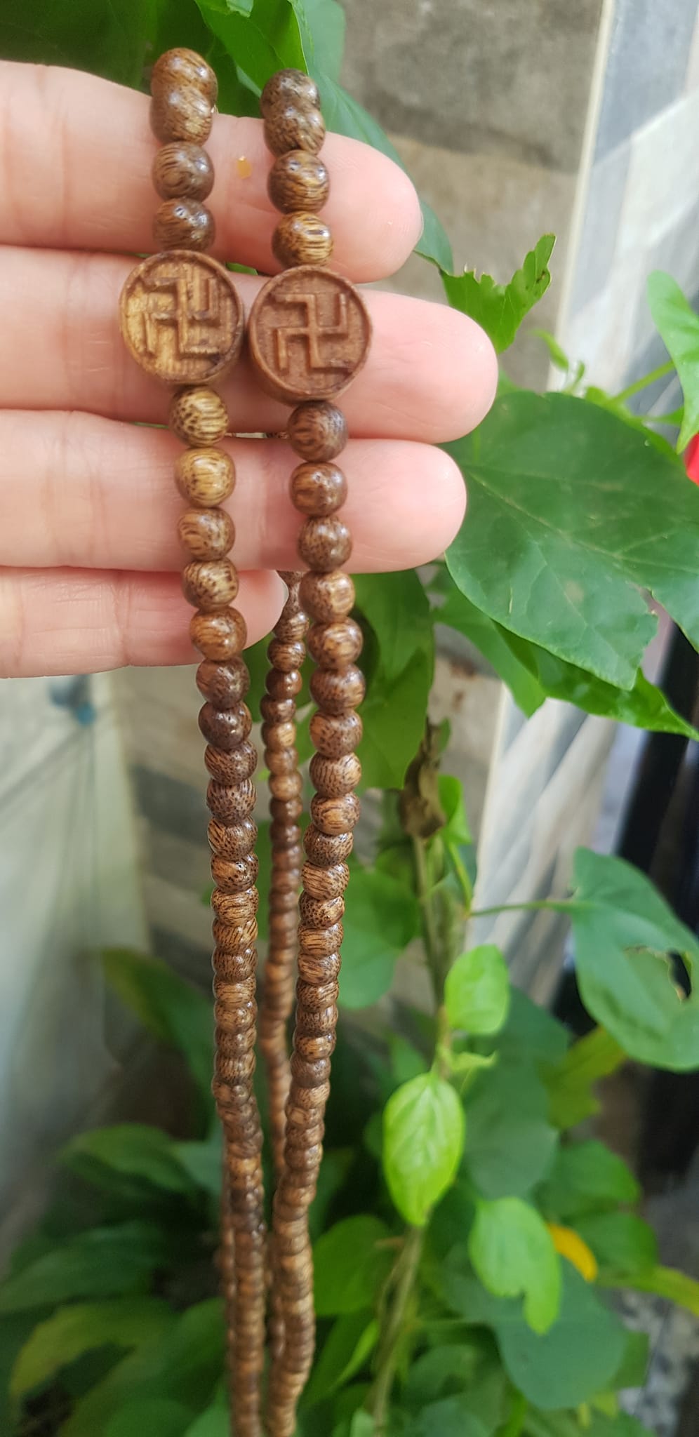 Vòng tay nữ gỗ trầm charm phối chữ Vạn kiểu đeo quấn tay 4 vòng Size hạt 6mm thơm nhẹ đeo tay Ý nghĩa Vạn sự như ý may mắn rất đẹp ạ
