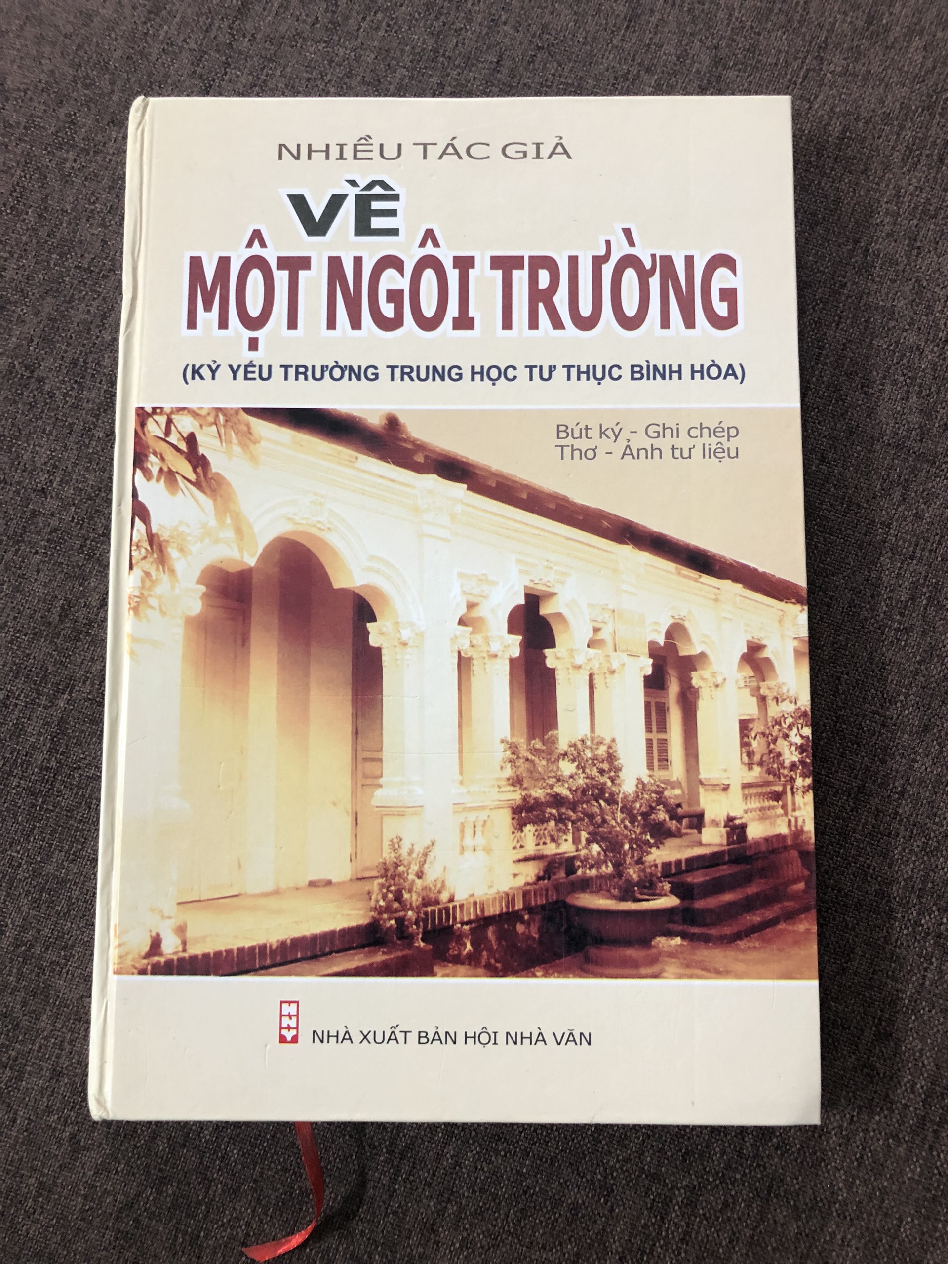 Về Một Ngôi Trường - Kỷ Yếu Trường Trung Học Tư Thục Bình Hoà