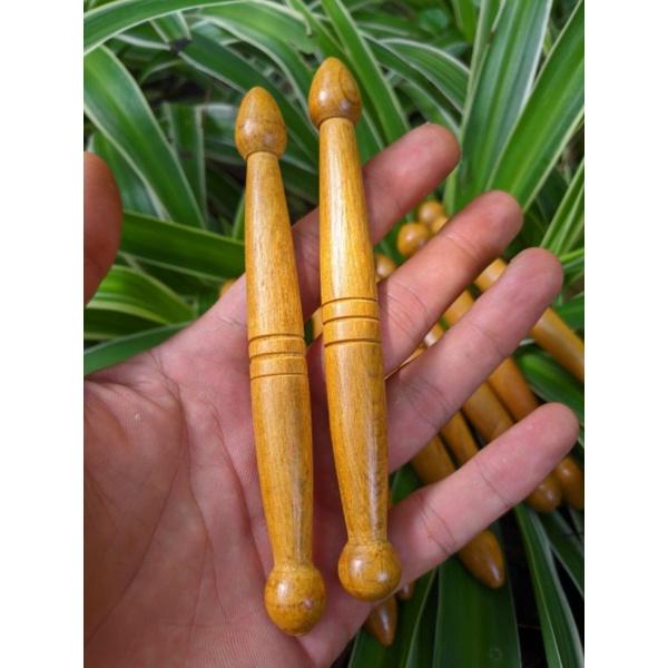 Com bo 2 cây dụng cụ gỗ thơm hình nến mát xa day ấn bấm huyệt đạo bằng gỗ thơm