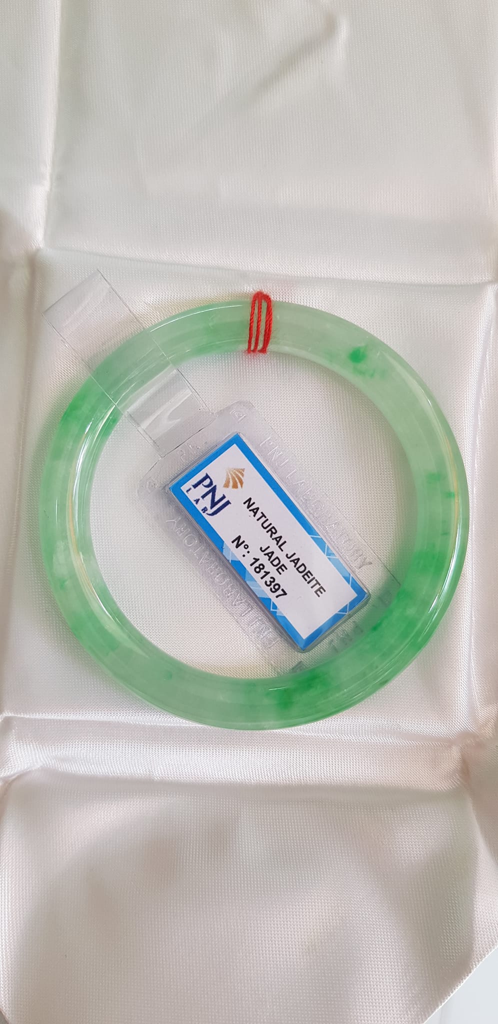 Vòng Cẩm Thạch tự nhiên T Lý Rơi Sao 52mm x cọng 8mm Vòng kiểm định Natural Jadeite Jade P No 181397 màu Xanh ngọc nhẹ trắng điểm xanh lý trong bóng đều đẹp sang lắm luôn nữ 50kg - 55kg đeo ạ