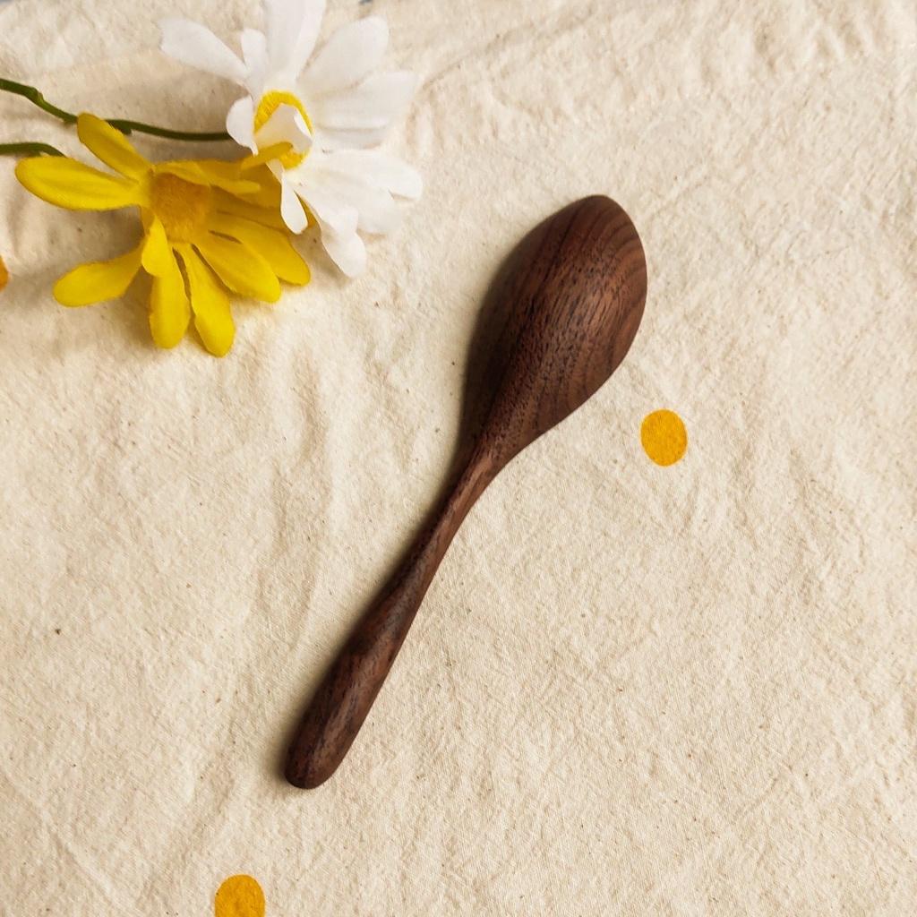 Thìa/Muỗng Óc Chó Tự Nhiên Miệng Méo 15.5x3.5cm, Thìa Ăn Cơm An Toàn, Thìa Chụp Ảnh Decor Xinh Xắn