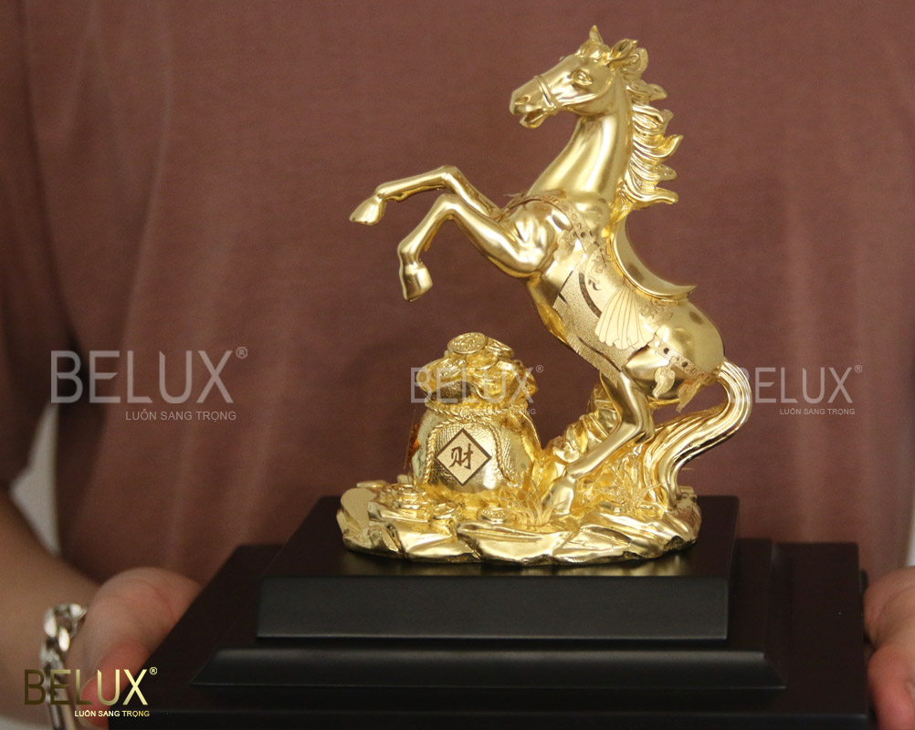 Tượng ngựa mã đáo thành công dát vàng 24k