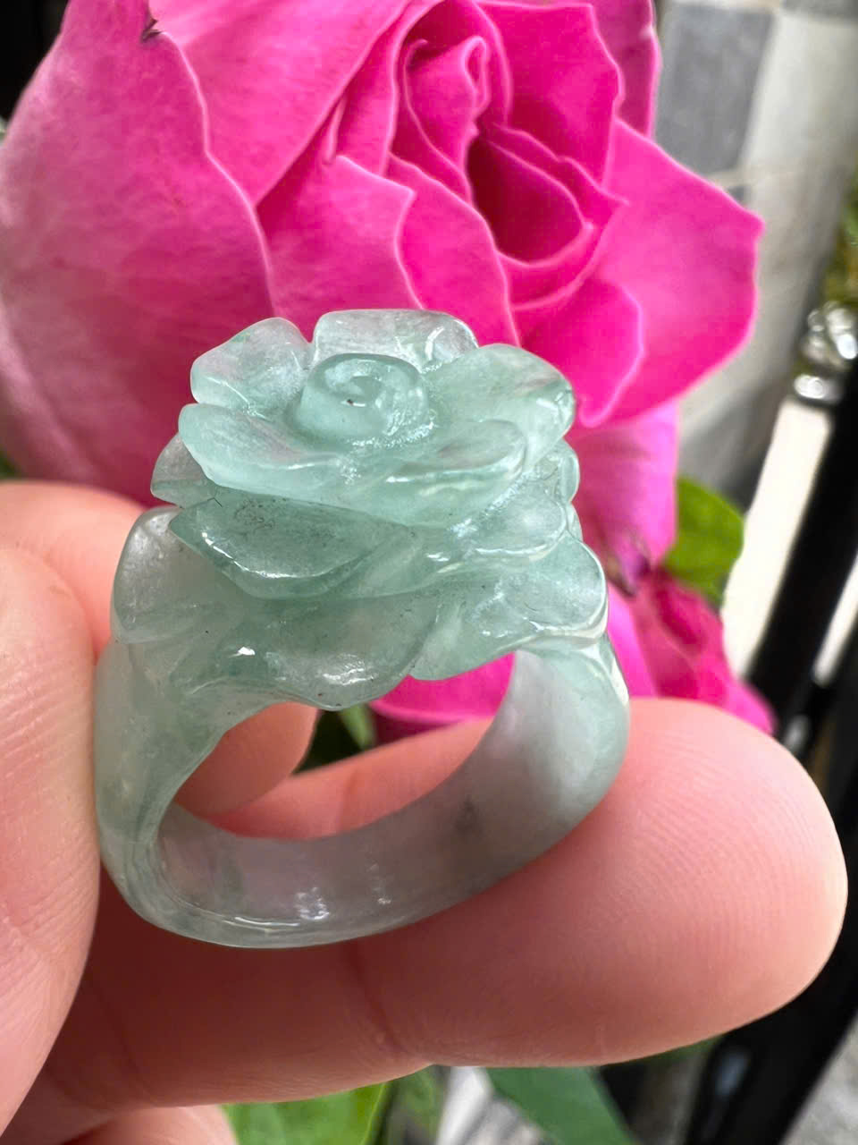 Nhẫn Nữ mới chạm Bông Hồng Nổi Đá Cẩm Thạch Tự Nhiên màu Xanh Đều Bóng đẹp Ni 18mm Cao 28mm Dầy 3mm Chị em Nữ đeo lên tay xinh xắn ạ