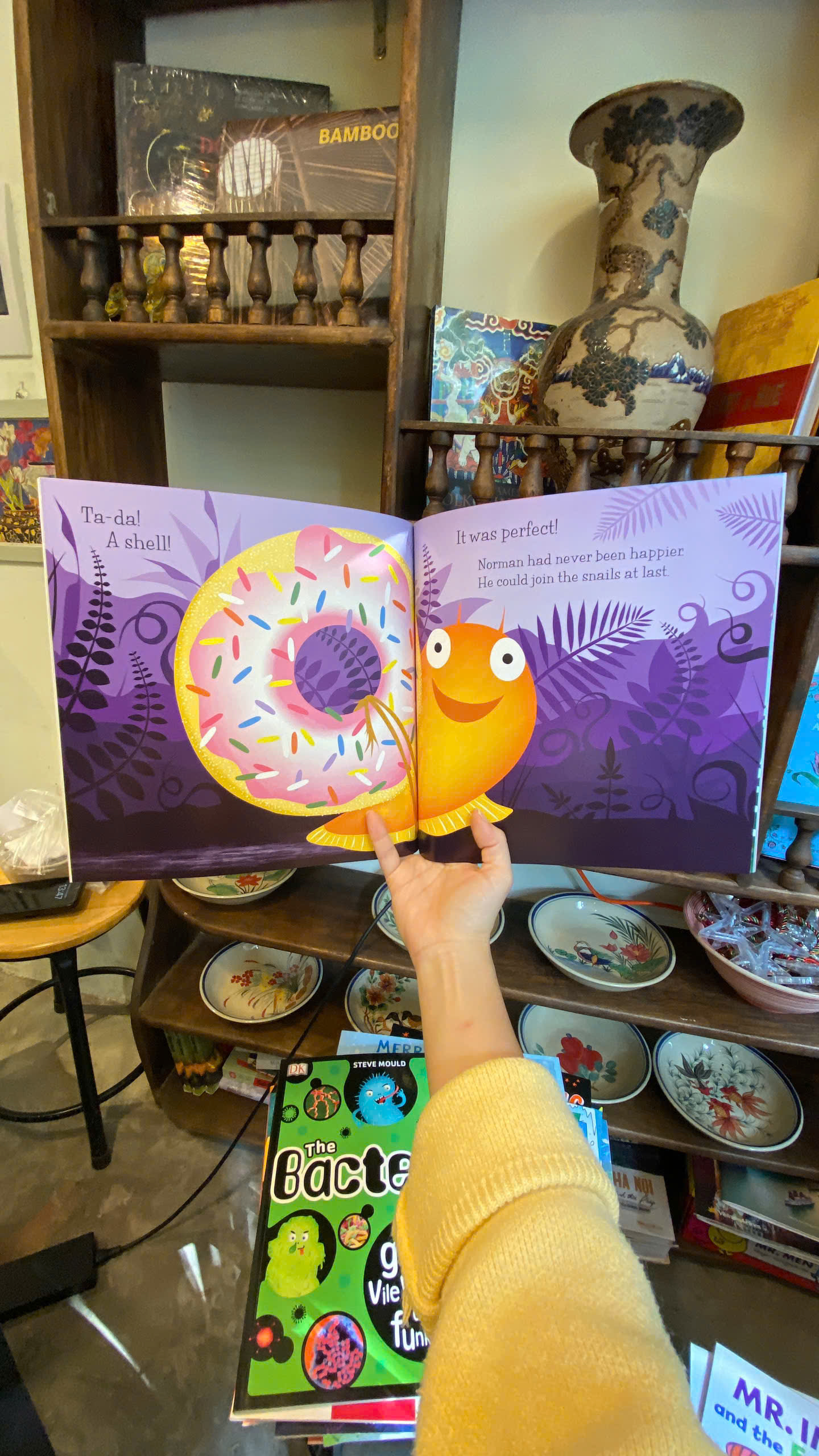 Sách - Norman : The Slug with The Silly Shell by Sue Hendra