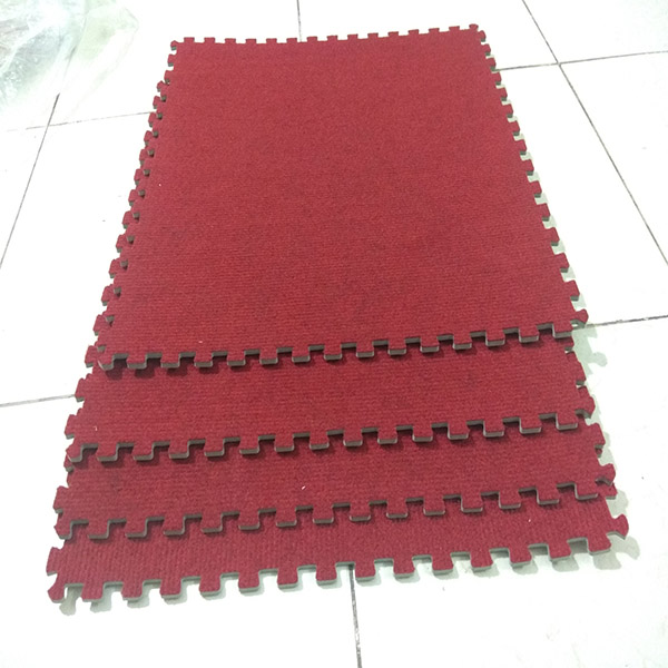 15 tấm xốp ghép, mặt thảm nỉ kích thước 40cm x 40cm x 0,6cm/tấm màu đỏ như hình kèm theo