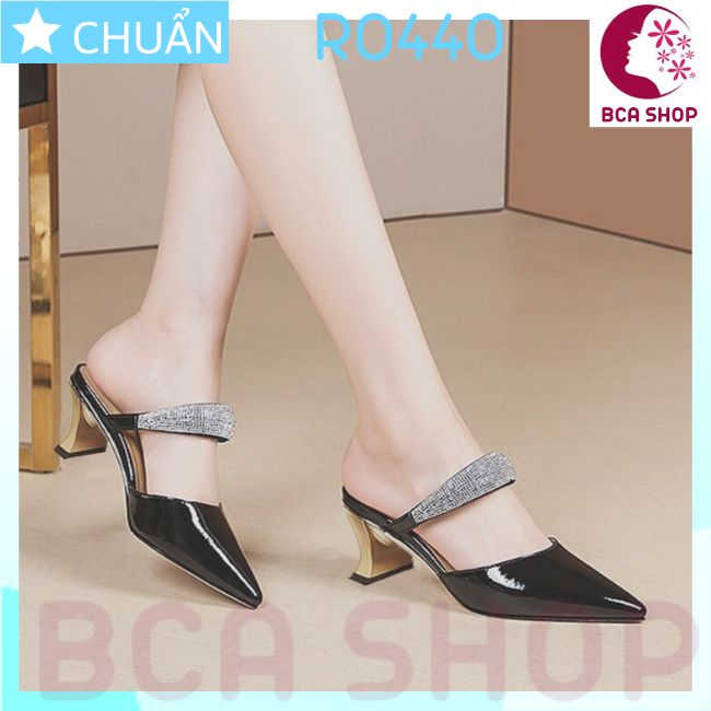 Giày cao gót nữ bít mũi cao 5 phân RO440 ROSATA tại BCASHOP quai ngang gắn hạt kim cương nhỏ và gót kiểu guốc sành điệu - màu đen