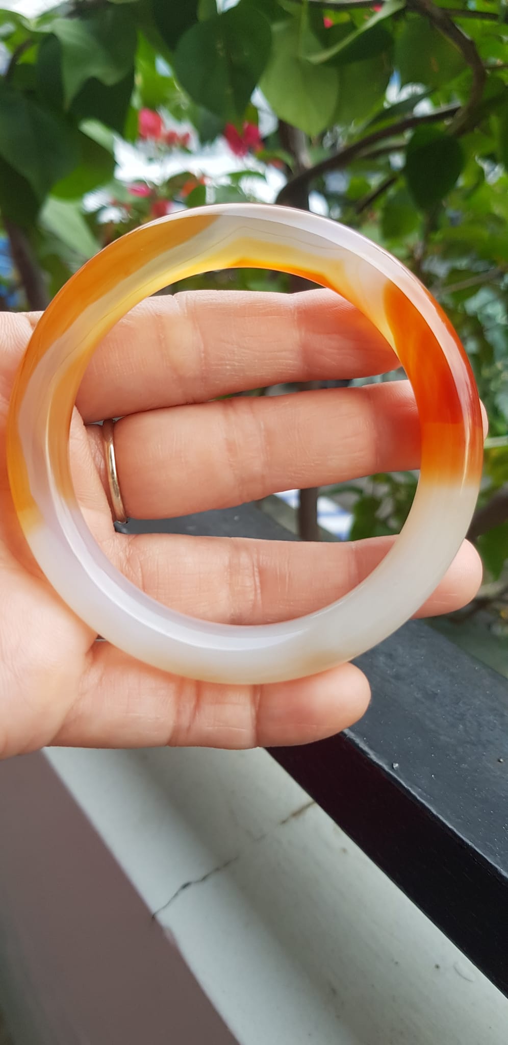 Vòng tay Nữ đá mã não đỏ cam trắng Ni 56mm x chột to 9mm Màu trắng đỏ cam nhẹ 1 bên vân nhẹ nhàng đẹp ạ Nữ 55kg - 63kg đeo xinh tay đẹp ạ