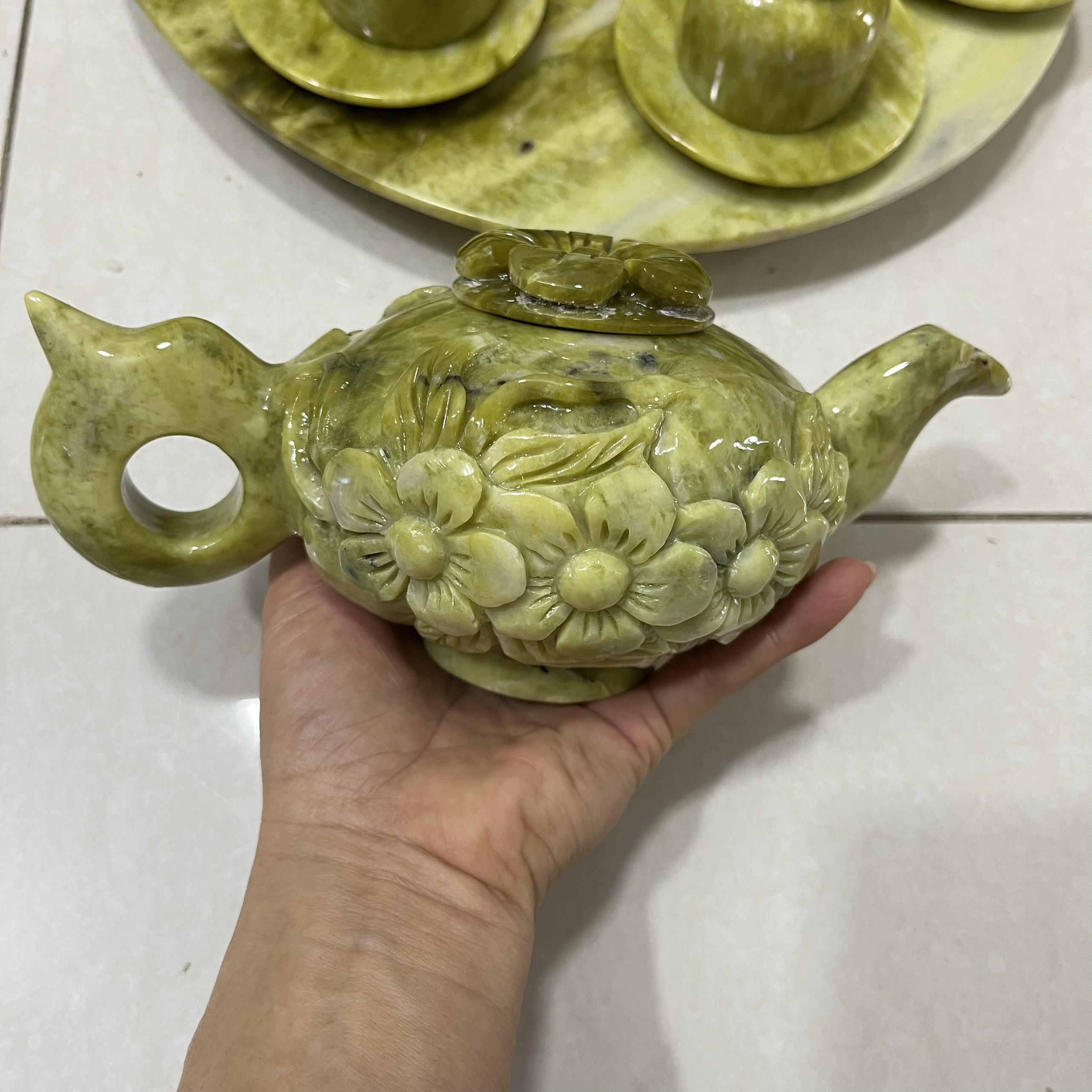 Bộ ấm chén uống nước bằng ngọc serpentine của Việt Nam đường kính khay 32 cm, nặng 5 kg cả bộ