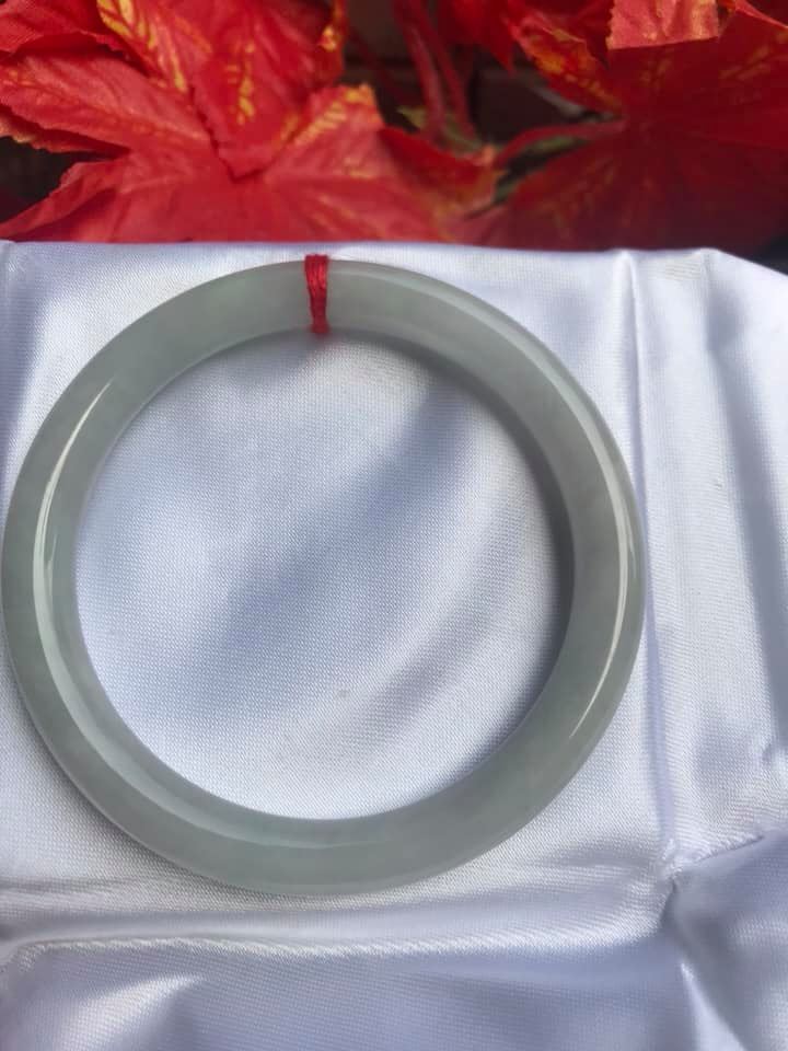 VÒNG TAY ĐÁ CẨM THẠCH MỚI TRẮNG 54mm x dầy 7,8mm  MÀU TRẮNG TINH BÓNG ĐỀU CẢ VÒNG RẤT ĐẸP  CHUẨN NỮ Mệnh KIM THUỶ 54kg đến 64kg Đeo ạ