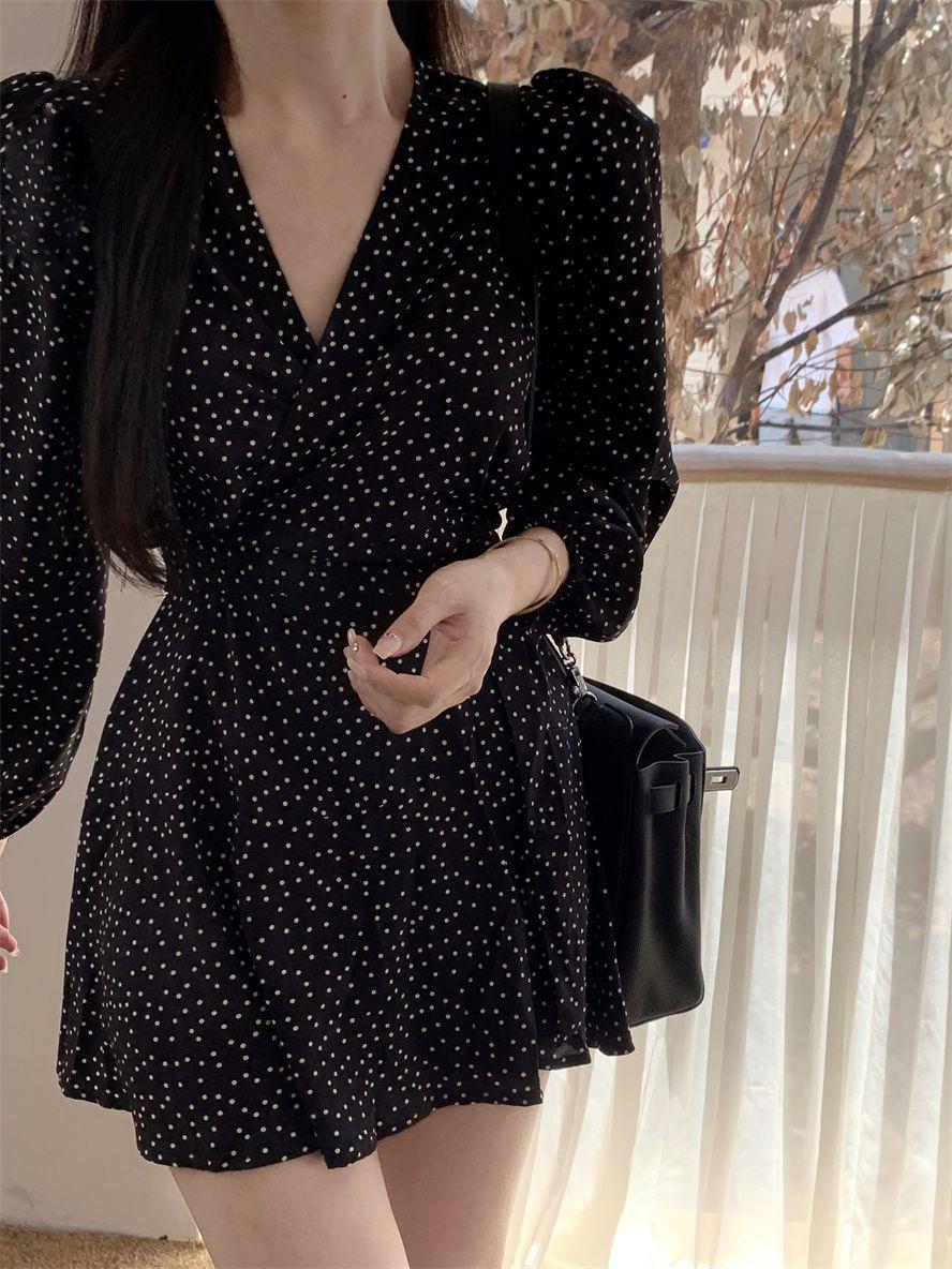 CHENGRUI Váy lụa trắng cổ chữ V màu đen Hồng Kông, váy ngắn thắt lưng, váy Hàn Quốc rất đặc biệt.