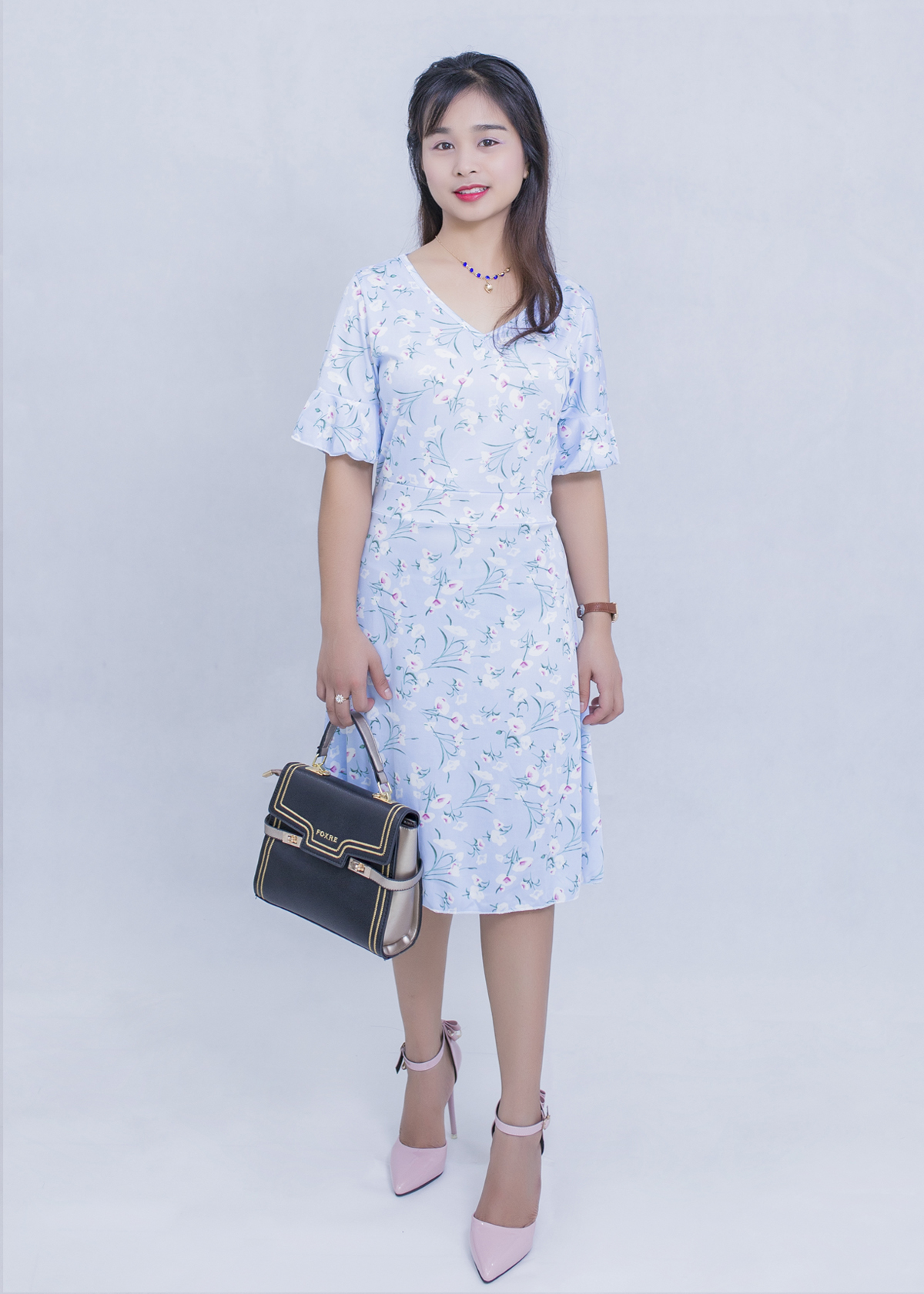 Đầm hoa trắng nền xanh