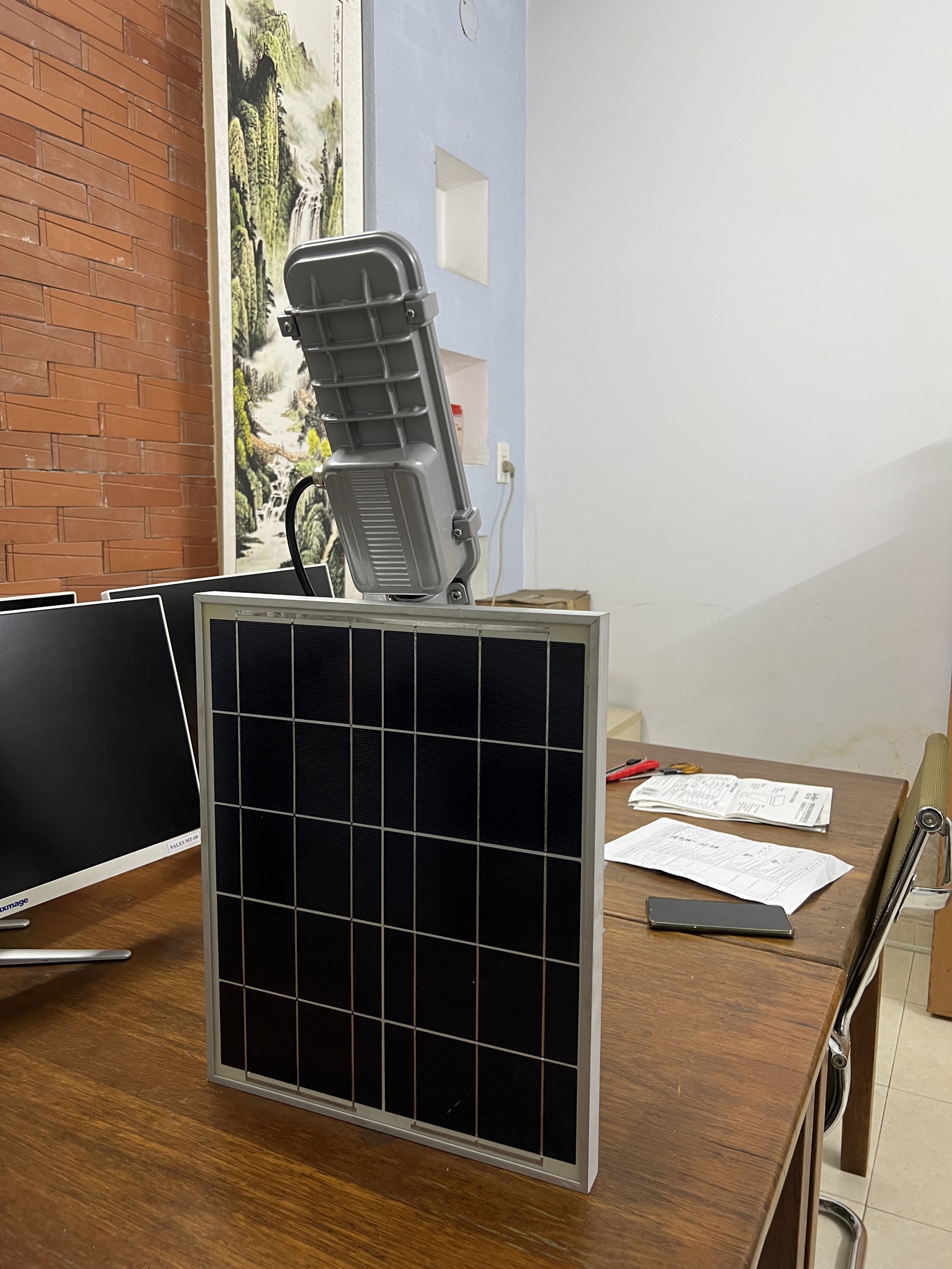 Đèn đường LED 10W cao cấp, năng lượng mặt trời, tự động điều khiển sáng tối. Kích thước: 350*350*375mm.Hàng mới thanh lý