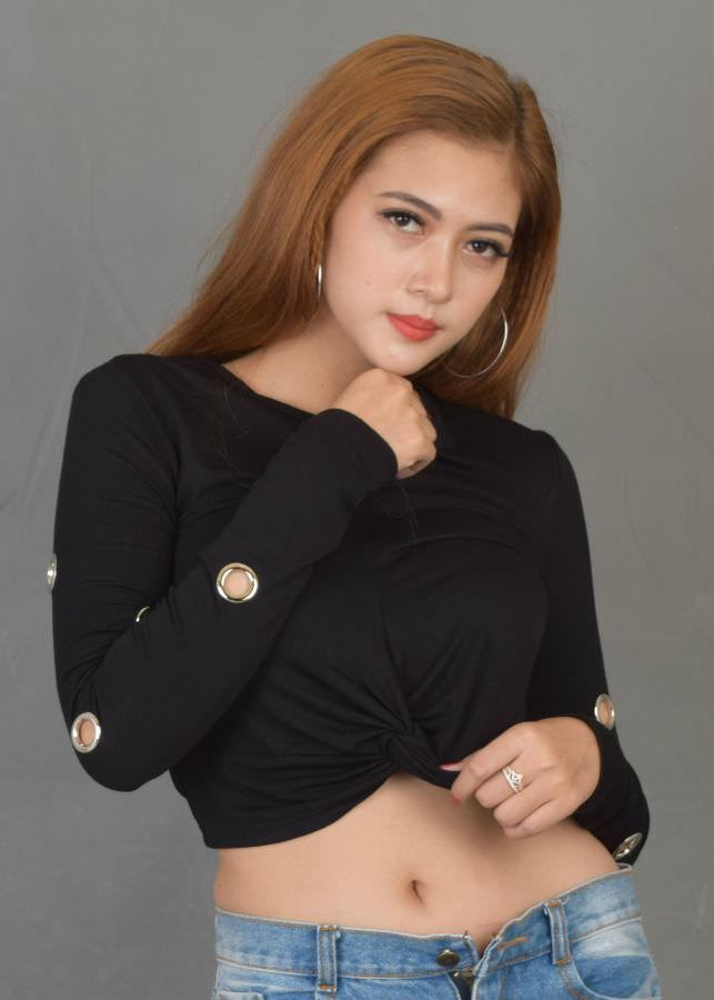 Áo Thun Nữ Croptop Tay Dài Đục Lỗ Xoắn Bụng - Đen